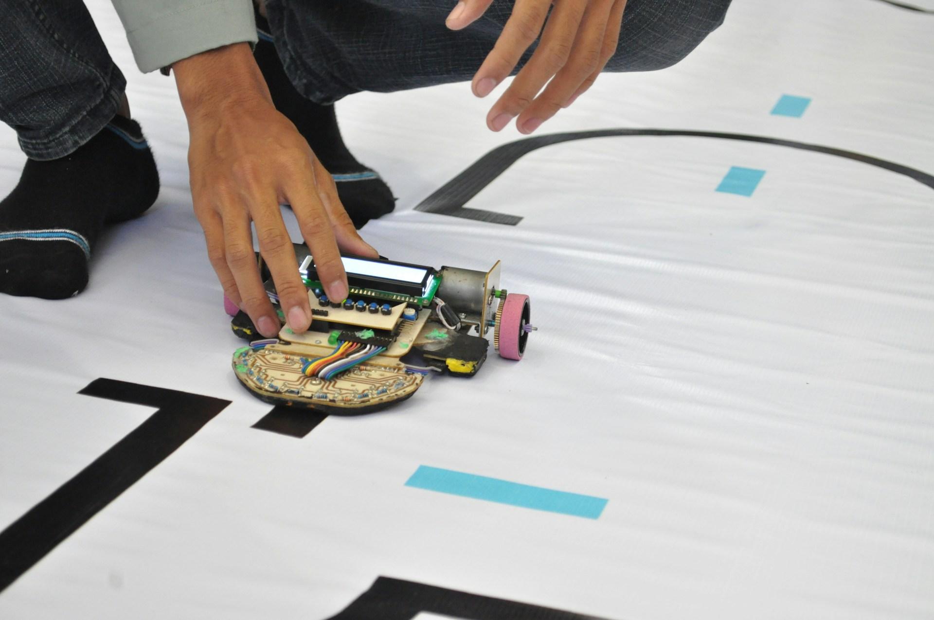 Estudiante en competencia de robótica